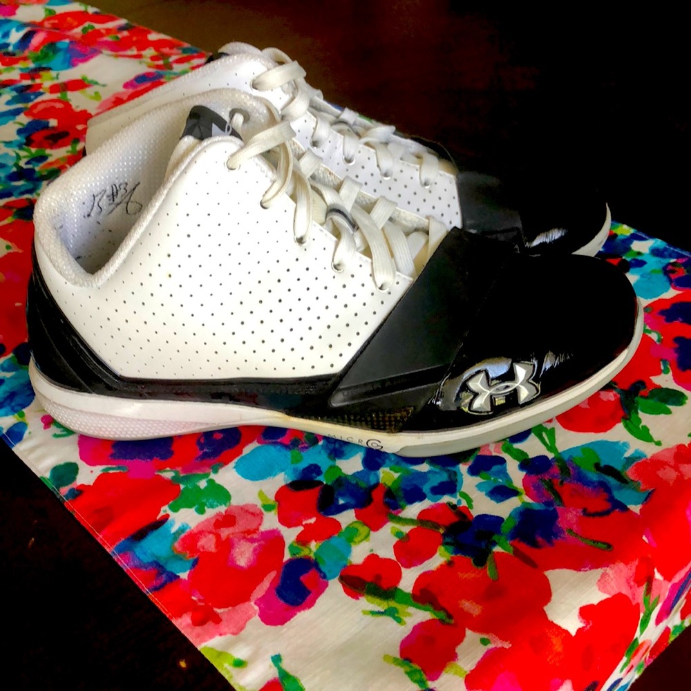 Under armor basketball shoes size 11